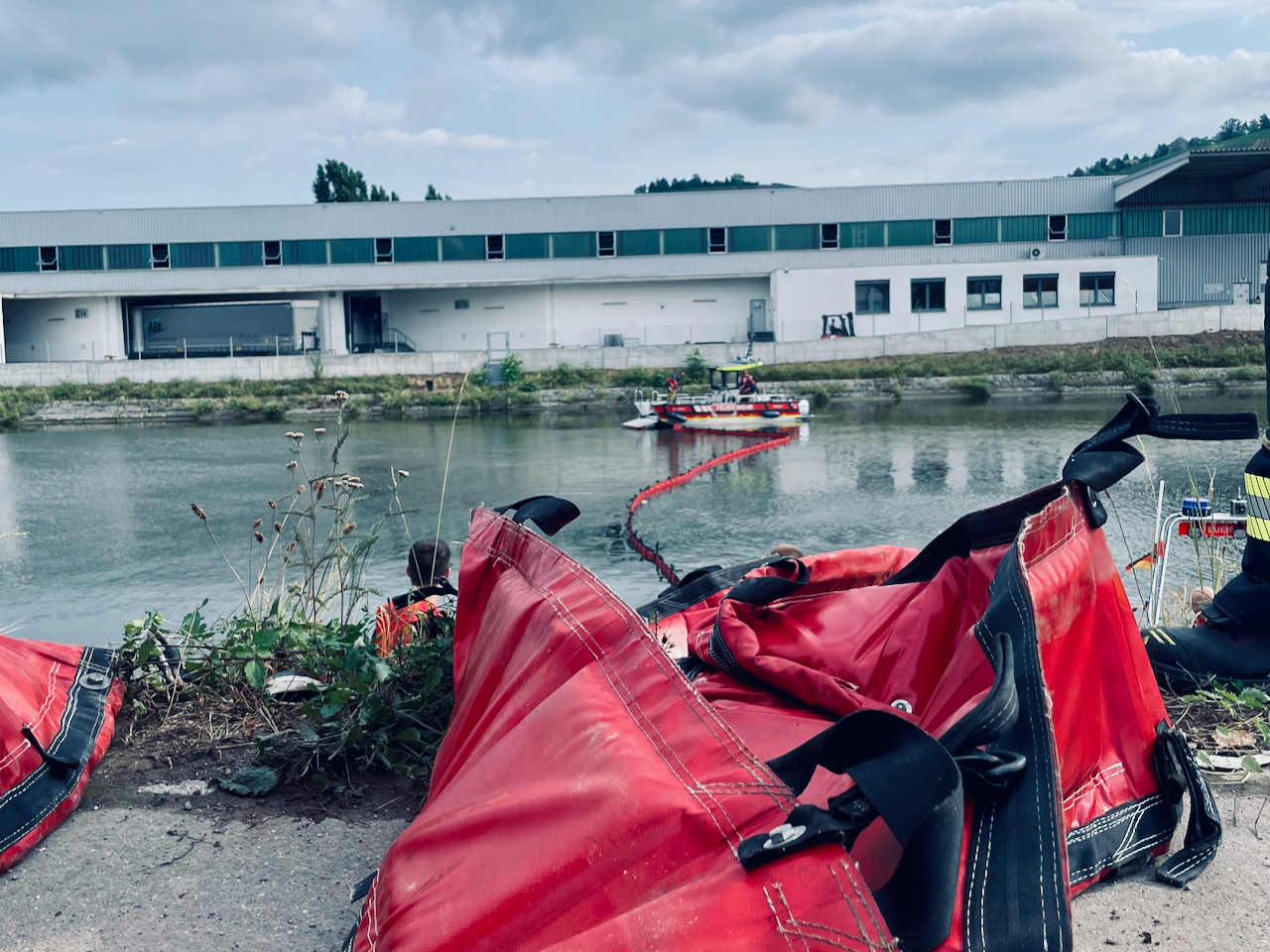 Öl auf dem Neckar